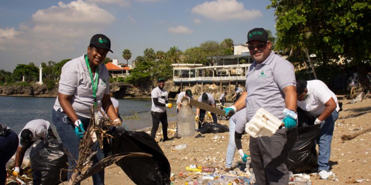 CoopEclof llama a la conciencia ambiental durante jornada de limpieza en Playa Montesino