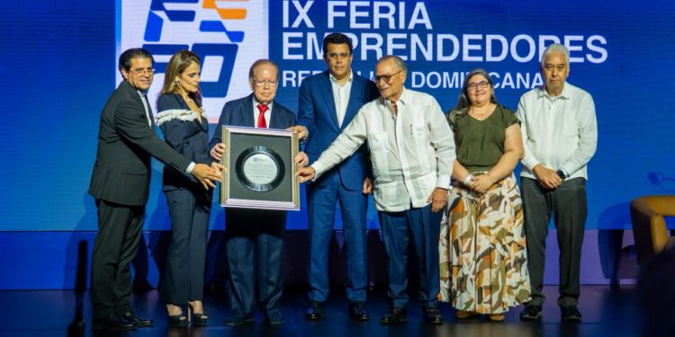 Feria Emprendedores y Universidades reconocen a Pepín Corripio, Frank Rainieri y Ligia Bonetti por sus aportes al desarrollo nacional