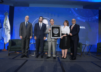 Foro Económico El Dinero reconoce a Valdez Albizu por su trayectoria y aportes a la República Dominicana