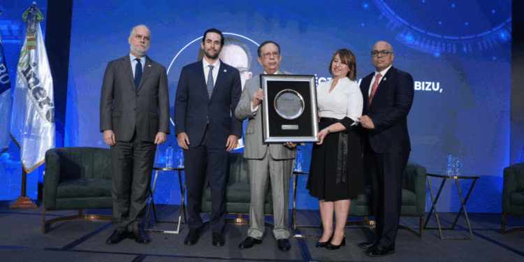 Foro Económico El Dinero reconoce a Valdez Albizu por su trayectoria y aportes a la República Dominicana