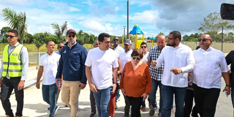 Ministro Collado supervisa trabajos en la plaza cultural seibana y anuncia será entregada en diciembre.