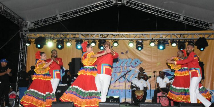 A puro merengue, Sergio Vargas enciende el malecón de San Pedro de Macorís en el cierre de Ritmo de la Costa