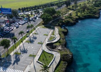Presidente Abinader y ministro Collado inauguran remodelado Parque Submarino La Caleta.