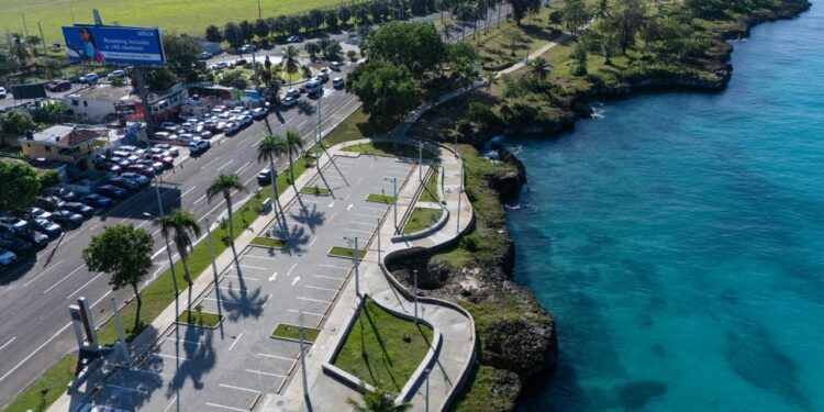 Presidente Abinader y ministro Collado inauguran remodelado Parque Submarino La Caleta.