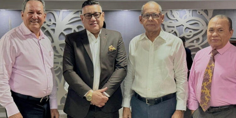 El Consejo de Desarrollo Empresarial y Económico de Santo Domingo Este (CODEESTE) celebró su encuentro empresarial navideño con la participación de su junta directiva e invitados especiales