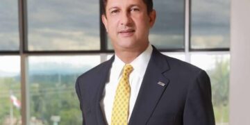 Manuel Estrella desde FITUR 2026: “La permisología tiene al país paralizado” y empuja agenda para destrabar inversión y fortalecer a Santiago