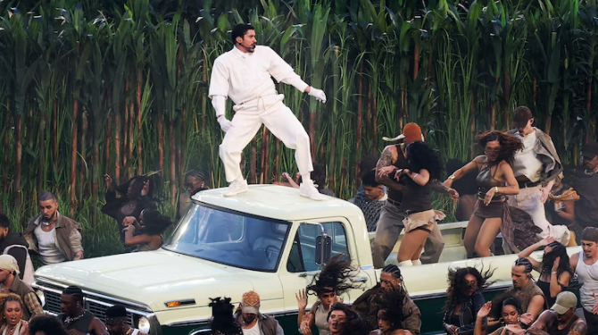 Bad Bunny hace historia en el Halftime Show del Super Bowl 2026 con un espectáculo latino sin precedentes