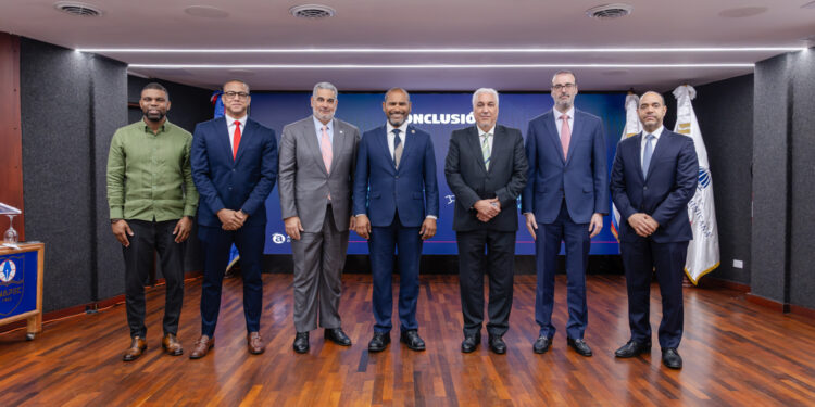 Unapec y Ministerio de Energía y Minas analizan avances y desafíos del sistema eléctrico y minero en República Dominicana