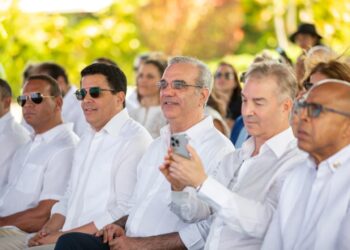 Alex Rodríguez felicita al presidente Abinader y al ministro Collado por su transparencia y eficiencia.
