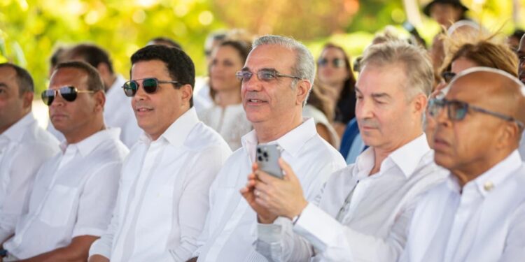 Alex Rodríguez felicita al presidente Abinader y al ministro Collado por su transparencia y eficiencia.