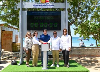 Ministro Collado deja iniciada obra en la playa de Punta Rucia, Puerto Plata
