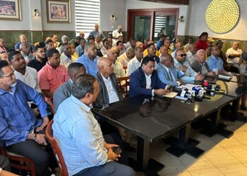 Transportistas anuncian que mantendrán tarifas pese al alza de combustibles en respaldo a estabilidad económica