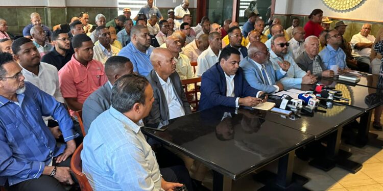 Transportistas anuncian que mantendrán tarifas pese al alza de combustibles en respaldo a estabilidad económica