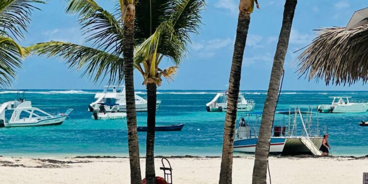 Adompretur exhorta regular el caos marítimo en franja de bañistas en playa de Bávaro