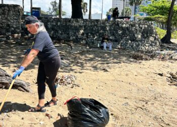 Fundación De Mujer a Mujer y Upon The Waves realizan jornada de limpieza en la playa Los Pescadores del Malecón
