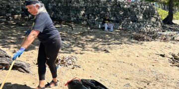 Fundación De Mujer a Mujer y Upon The Waves realizan jornada de limpieza en la playa Los Pescadores del Malecón
