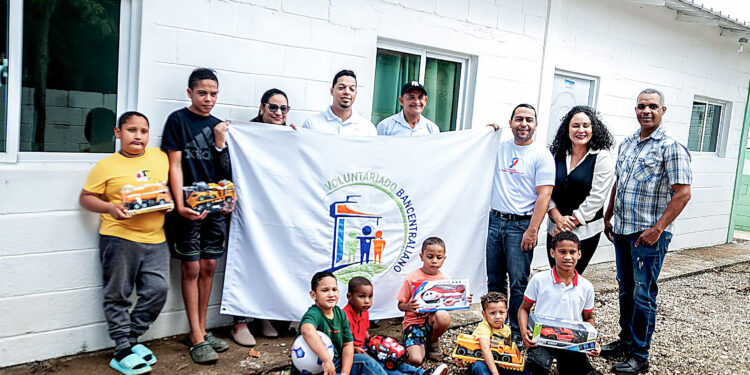 VB realiza una donación de juguetes y ropa en la comunidad La Leonor, provincia Santiago Rodríguez