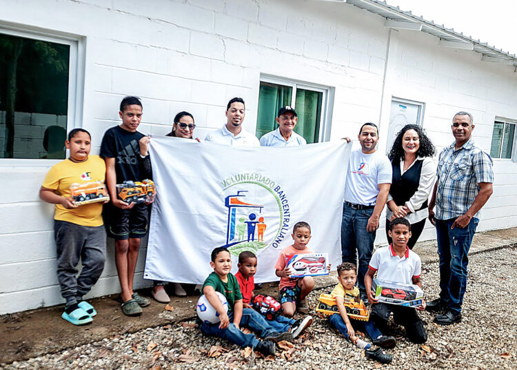 VB realiza una donación de juguetes y ropa en la comunidad La Leonor, provincia Santiago Rodríguez