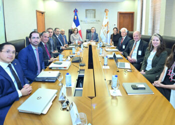 Valdez Albizu recibe delegación de la Oficina de Asistencia Técnica del Departamento del Tesoro de EE. UU.