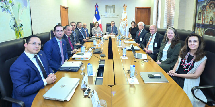 Valdez Albizu recibe delegación de la Oficina de Asistencia Técnica del Departamento del Tesoro de EE. UU.
