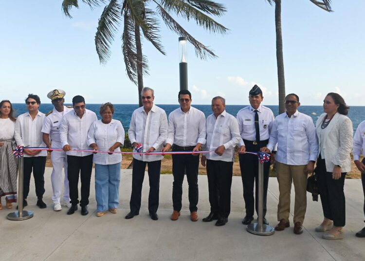 Presidente Abinader y ministro Collado inauguran segunda etapa del malecón de Santo Domingo Este.