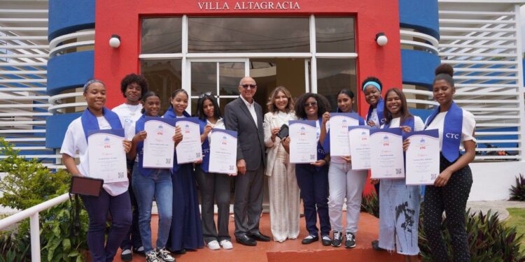 Villa Altagracia. CTC celebran “Día de las Niñas en las TIC” y certifican a 100 jóvenes en Villa Altagracia