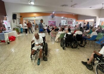José Rubén Gonell agasaja a las madres del Centro Geriátrico San Joaquín y Santa Ana de La Vega