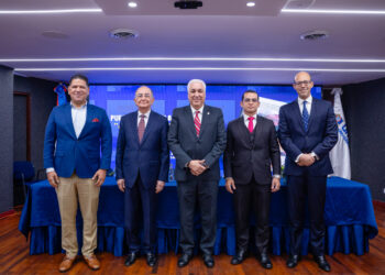 El economista Opinio Alvarez Betancourt presenta obra que recoge 40 años de pensamiento económico dominicano en la Universidad APEC