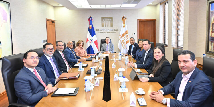 Valdez Albizu recibe la visita de la nueva directiva de ADOFINTECH