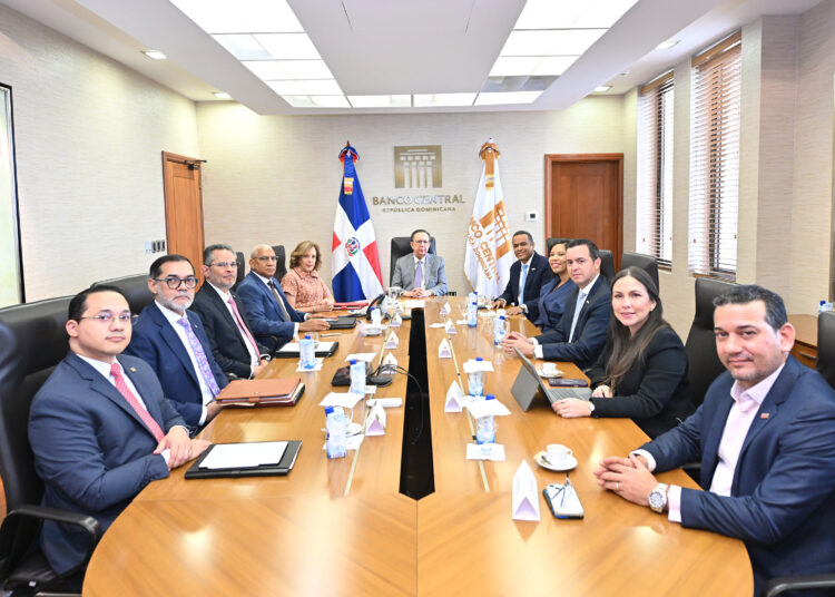 Valdez Albizu recibe la visita de la nueva directiva de ADOFINTECH