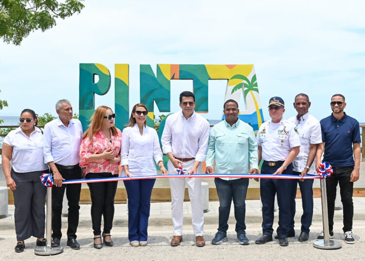 David Collado inaugura parador Fotográfico en Punta Rucia, Puerto Plata