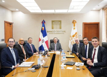 Valdez Albizu se reúne con delegación de funcionarios del FMI
