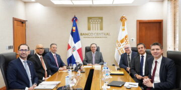 Valdez Albizu se reúne con delegación de funcionarios del FMI
