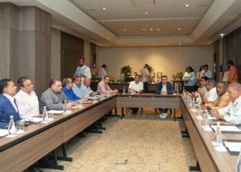 Dirigentes choferiles organizados en el G-12 acuerdan con el Gobierno mantener sin aumento las tarifas del transporte