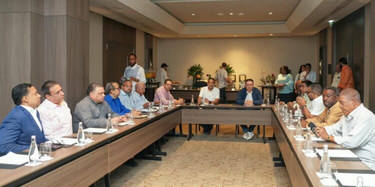 Dirigentes choferiles organizados en el G-12 acuerdan con el Gobierno mantener sin aumento las tarifas del transporte