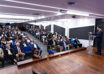 Omar Fernández solicita mayor fiscalización y equilibrio en el Congreso durante conferencia en Unapec