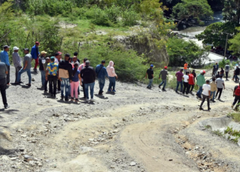 Comunitarios de La Higuera, Boca de los Arroyos, Hondo Valle, Los Gajitos y La Ciénaga reclaman arreglo de carretera